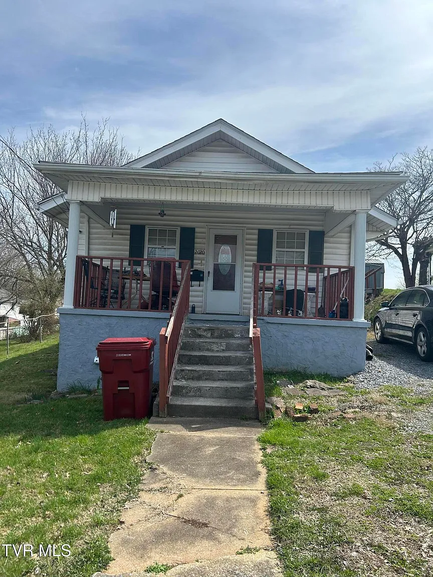 2020 E Unaka Ave photo 1