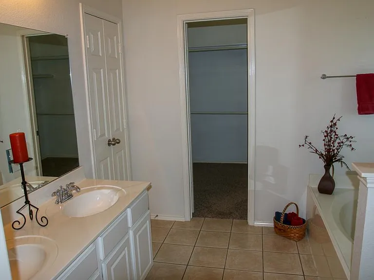 6416 Meadowcrest Ln — Photo 15