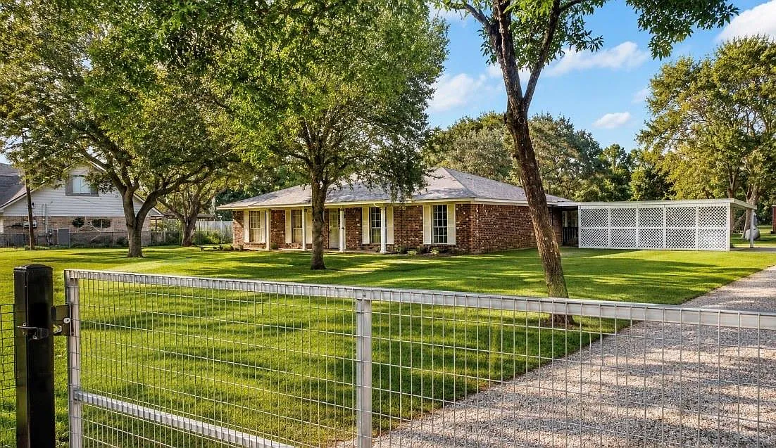 4 bed, 2.0 bath, 1750 sqft, $2,800 — Photo 1