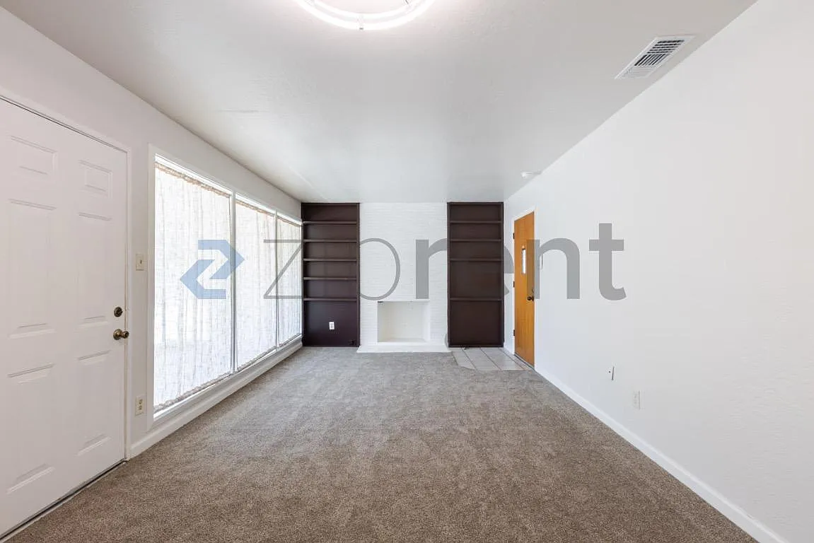 3 bed, 944 sqft, $2,300 — Photo 2