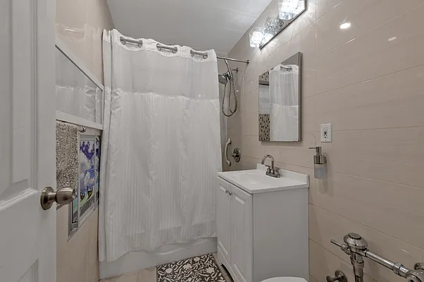 Sold by Skylux Realty, Inc | media 8