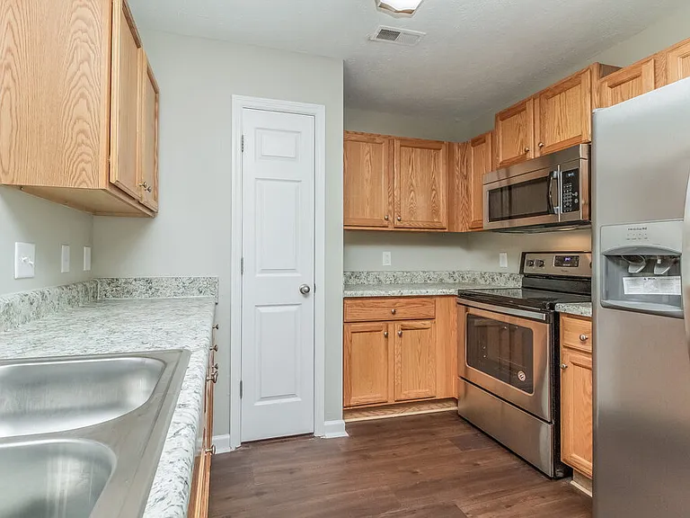 1449 Westview Dr — Photo 6