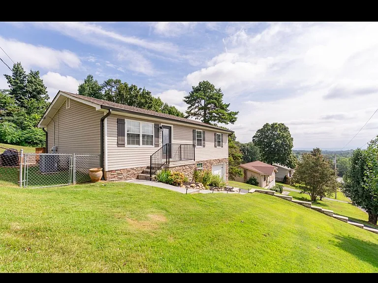 911 Crest Dr — Photo 45