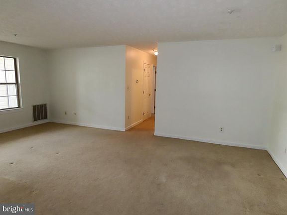 5th image of 1714 Landmark Dr #1J