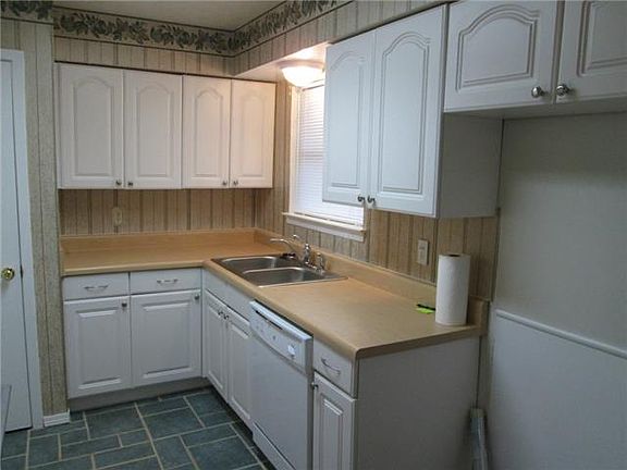 5th image of 1605 Laurel Ln