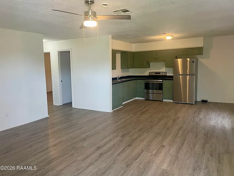 391 W Railroad St #5 — Photo 2