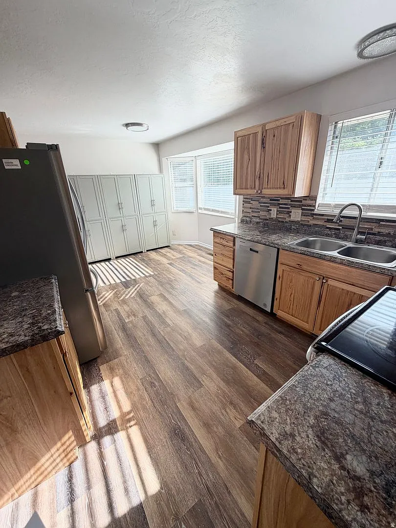 Spacious 2-Bedroom Upstairs Unit in Sandy — Photo 2