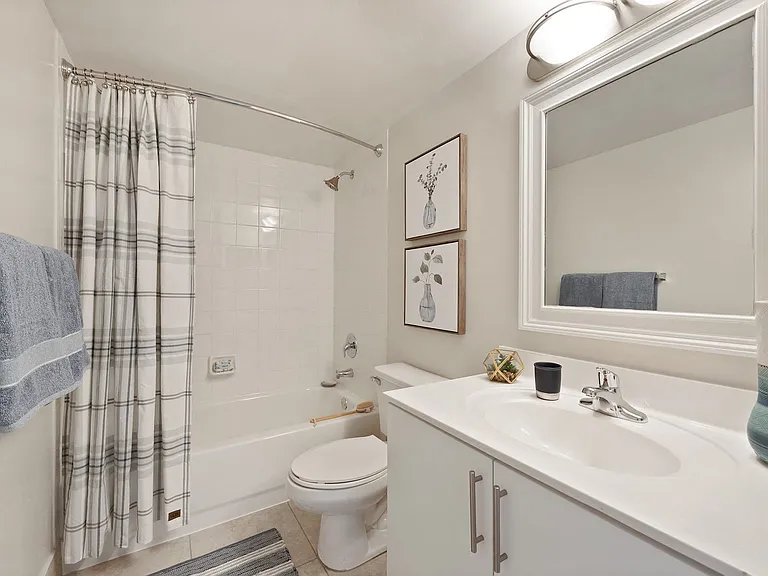 St. Tropez Apartments — Photo 18