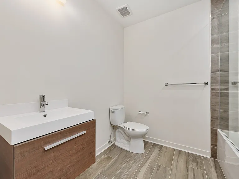 2824 W Van Buren St #302 — Photo 13