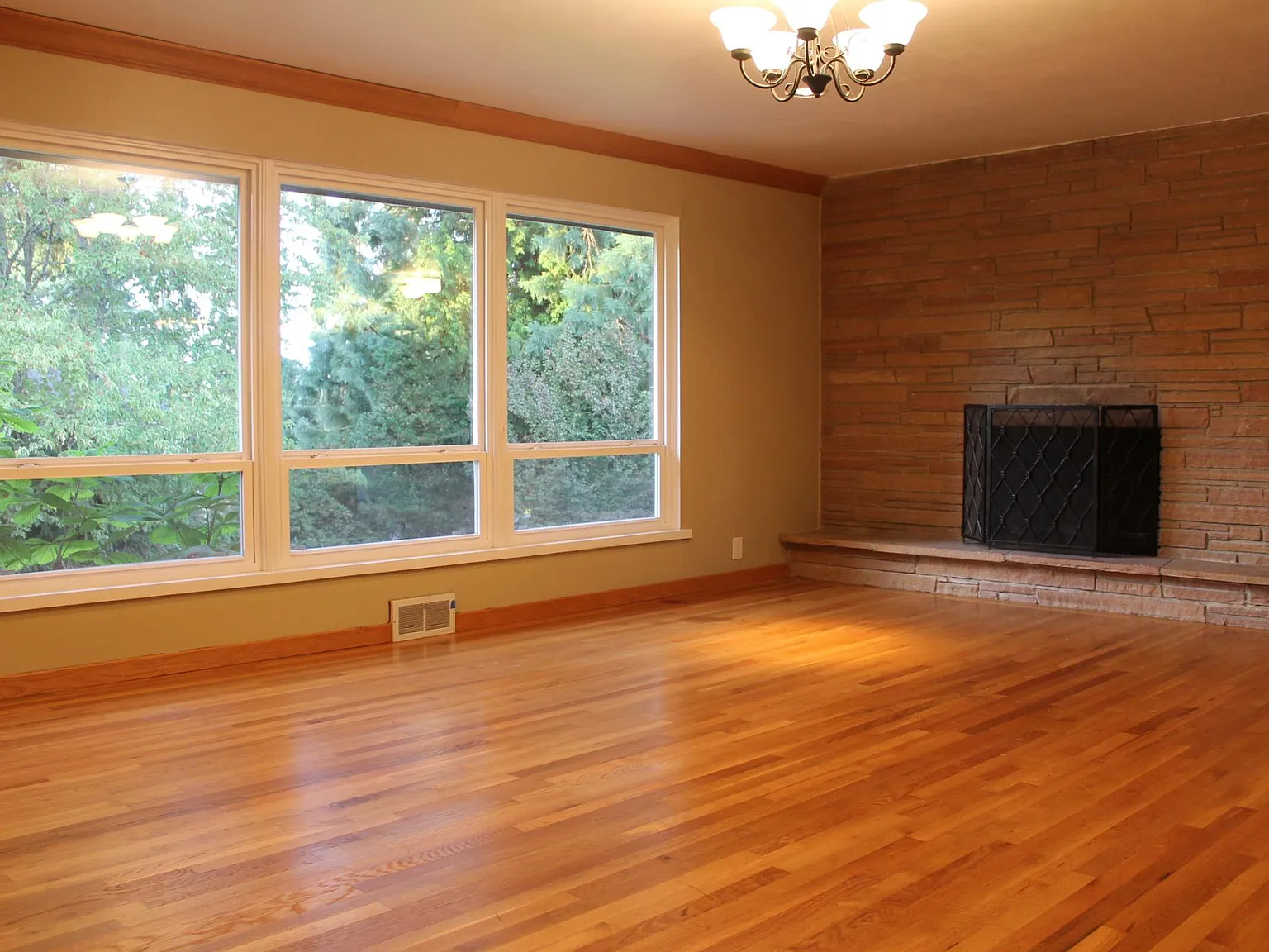 4 bed, 2350 sqft, $4,900 — Photo 2
