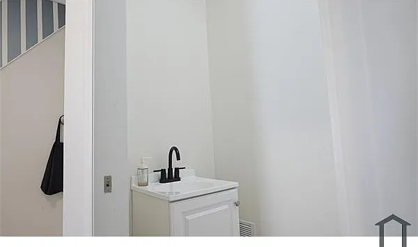 3 bed, 1100 sqft, $2,000 — Photo 3