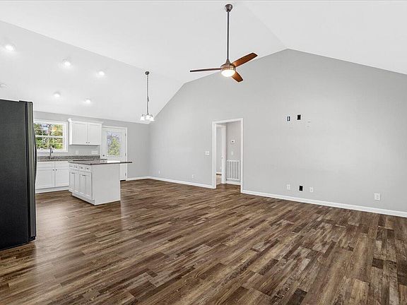 5th image of 2936 Rebecca Cir