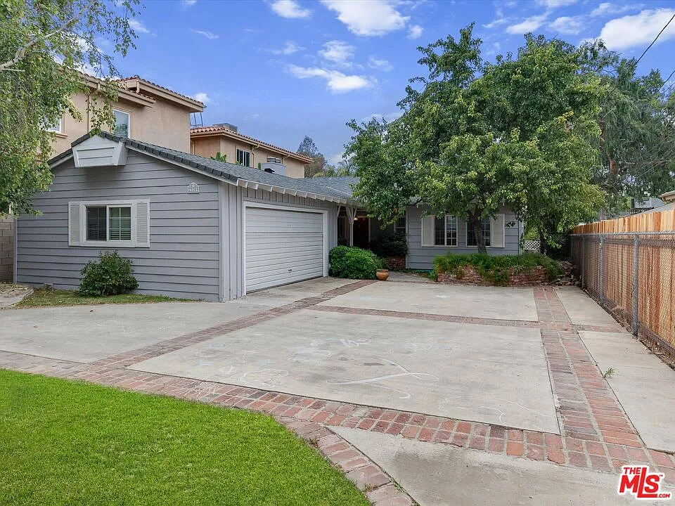 4 bed, 3.0 bath, 2020 sqft, $5,749 — Photo 2