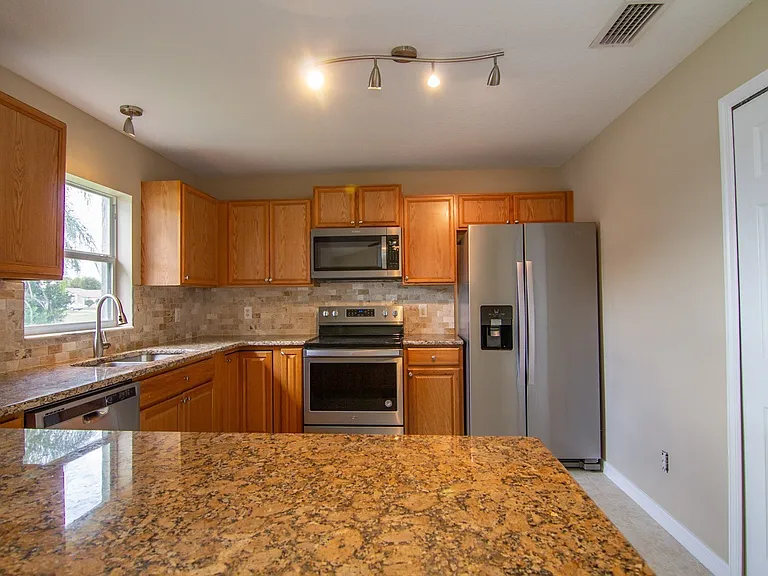 402 Bridgewater Ct — Photo 4