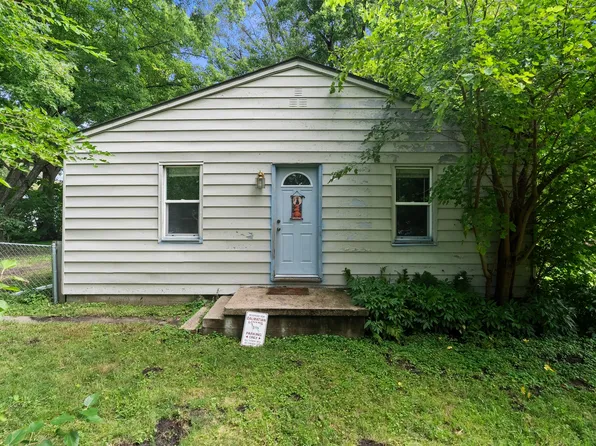 2825 E 37th St, Des Moines, IA 50317