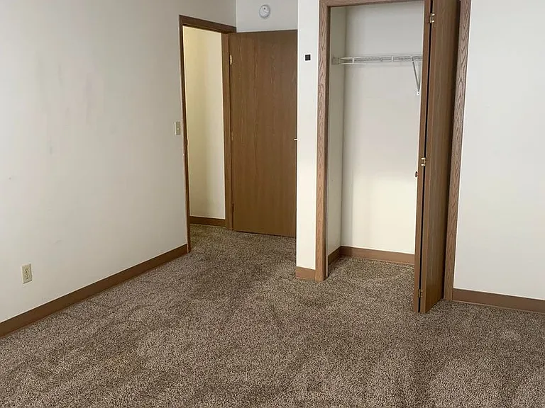 Dakota E & W Apartments — Photo 39