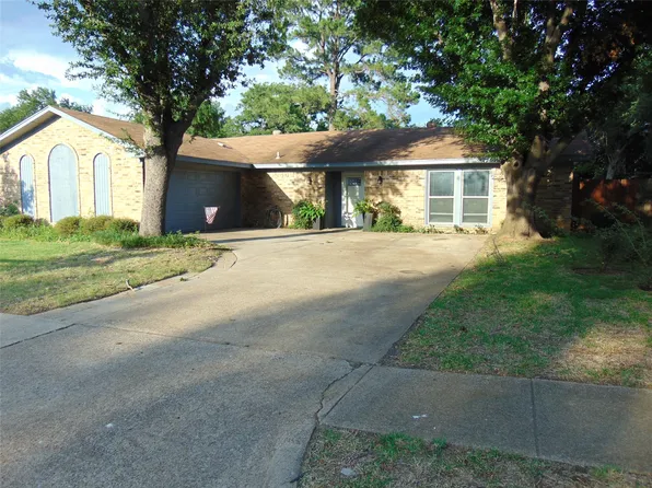 5420 Kings Manor Dr, Lake Dallas, TX 75065