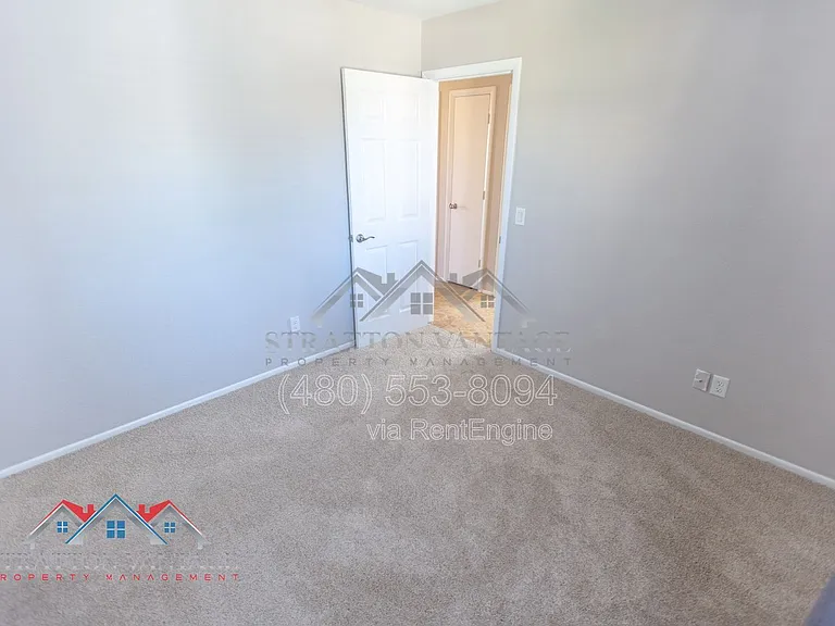 2105 E Donald Dr — Photo 23