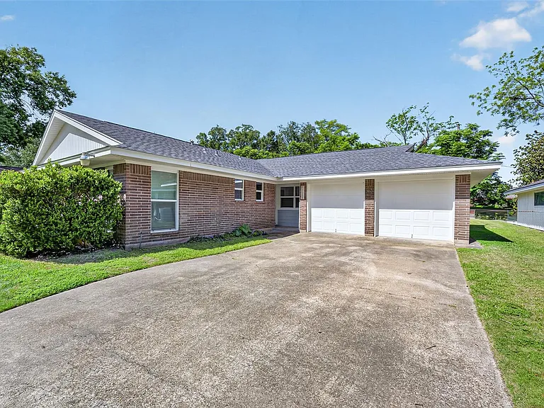 11226 Huggins Dr — Photo 1