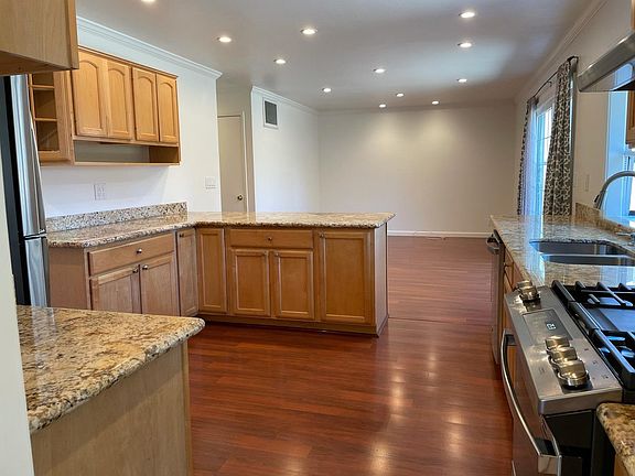Specious kitchen and family room with recess lights