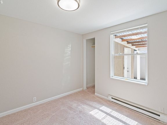 5th image of 16122 NE Glisan St