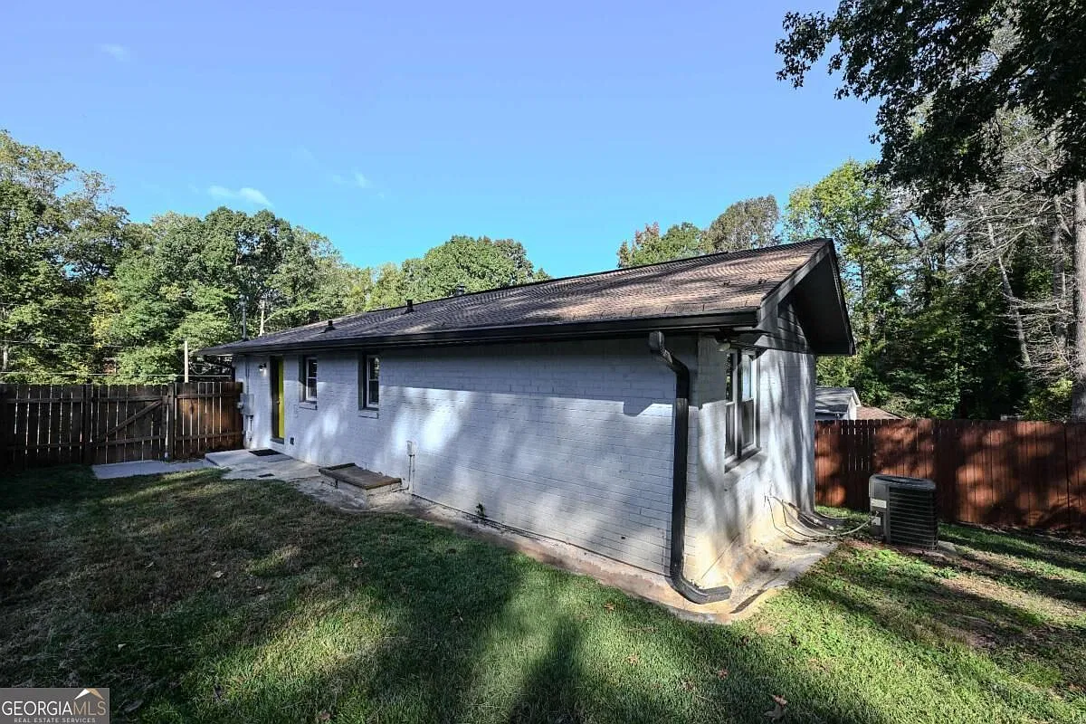 5 bed, 2.0 bath, 2000 sqft, $2,300 — Photo 4