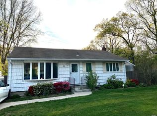 16 Harding St, Rocky Point, NY 11778