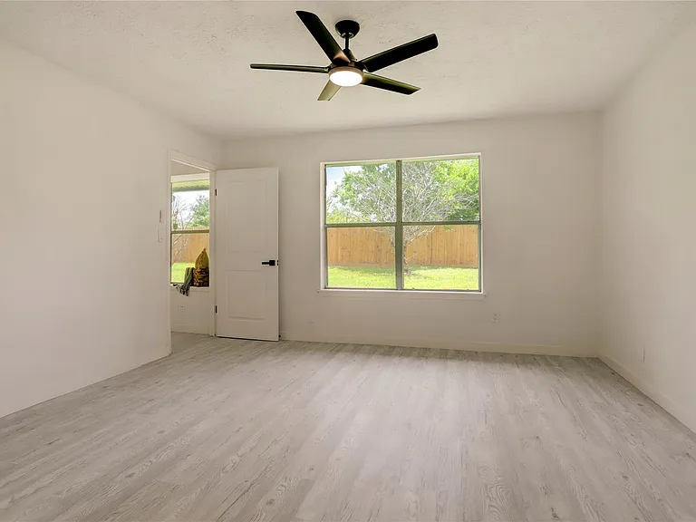 7926 Windy Creek Dr — Photo 30