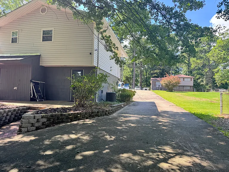 2323 Applewood Dr — Photo 3