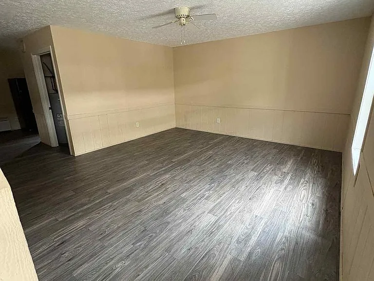 529 E Main St — Photo 2