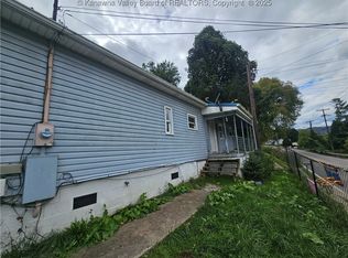 1413 Fayette Pike W, Montgomery, WV 25136