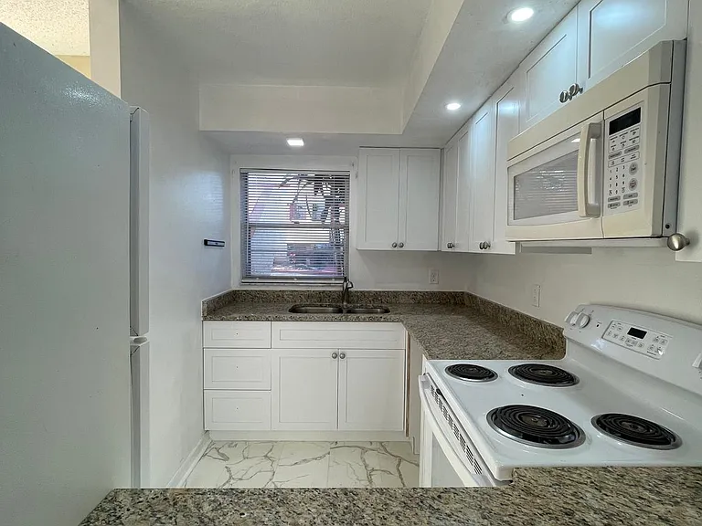 2963 S Fern Creek Ave #2963 — Photo 4