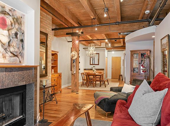 2nd image of 612 N Oakley Ave #111