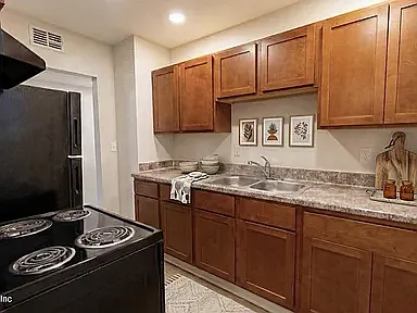 13828 Woodland Dr — Photo 3