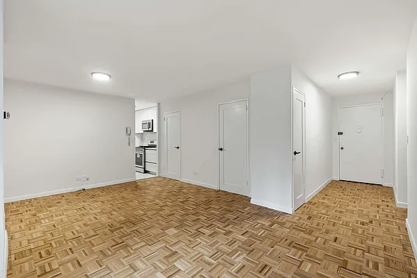 Rented by Avenues Real Estate | media 17