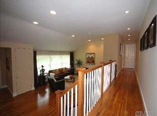 49 Wood Valley Ln, Port Washington, NY 11050