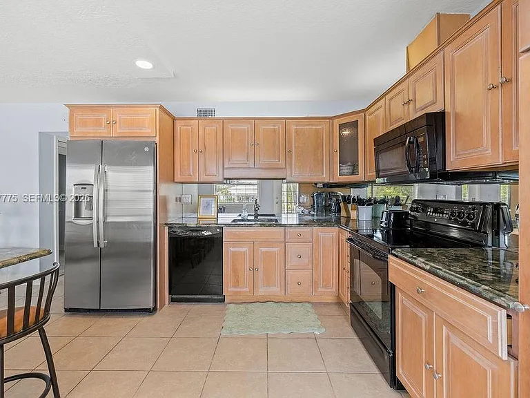 23 Royal Palm Point #B — Photo 15