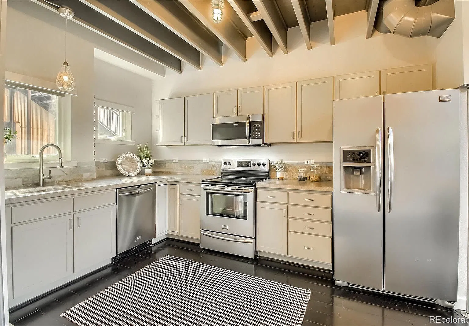 1 bed, 850 sqft, $2,300 — Photo 1