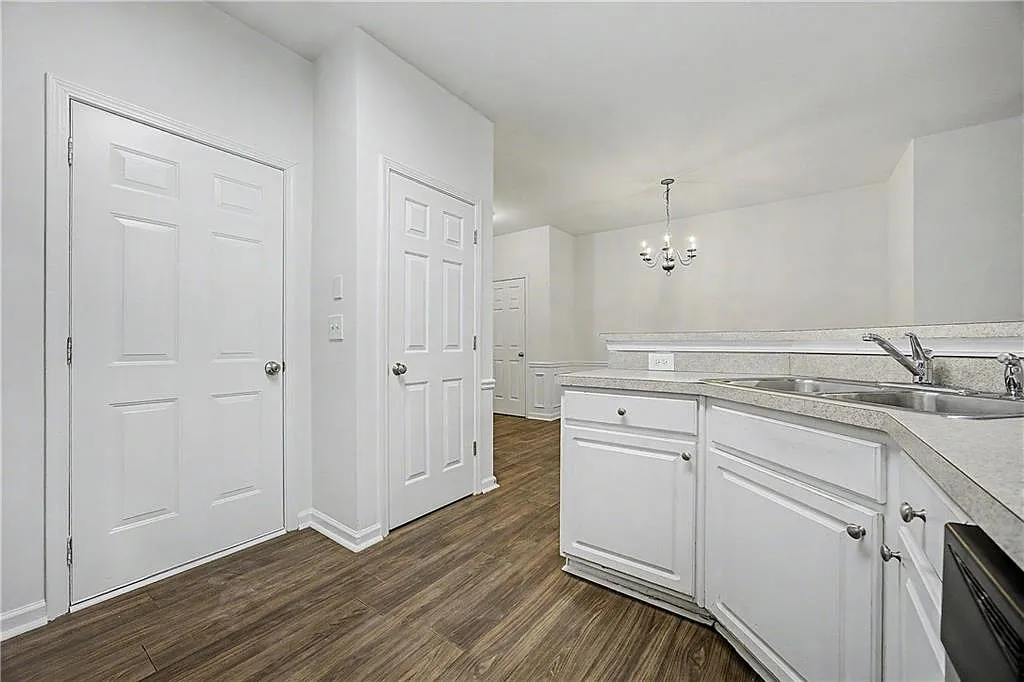 3 bed, 2.5 bath, 1644 sqft, $2,200 — Photo 4