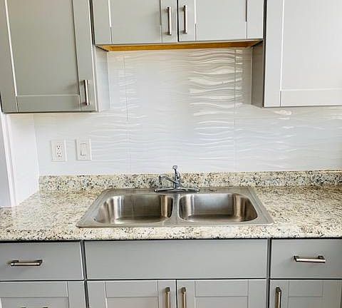 Kitchen Sink with Backsplash and Countertop