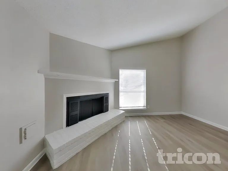 623 Walston Ln — Photo 2
