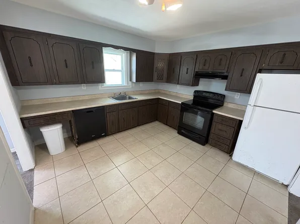 16 Linden St, Coram, NY 11727