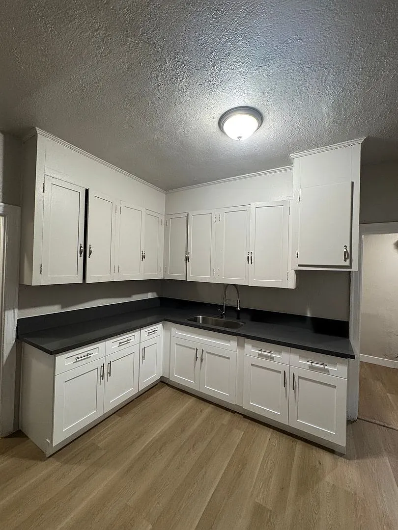 3 bed, 1200 sqft, $2,850 — Photo 2