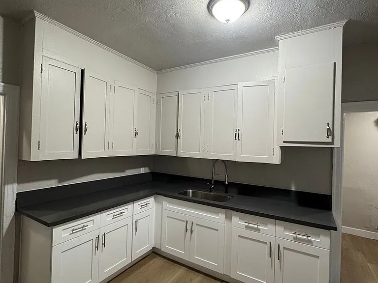 811 W 43rd St #1 — Photo 2