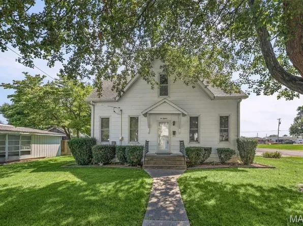 118 S Cedar St, Trenton, IL 62293