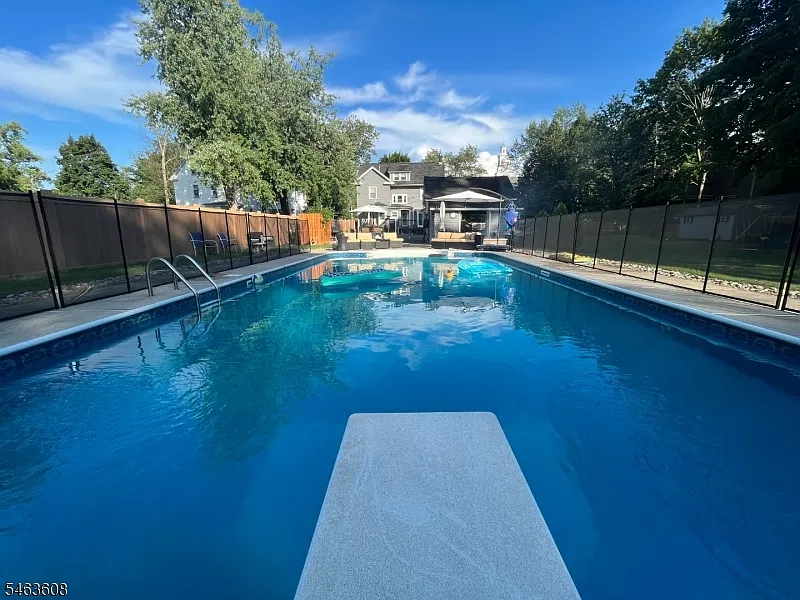 5 bed, 3.5 bath, 4250 sqft, $6,000 — Photo 1