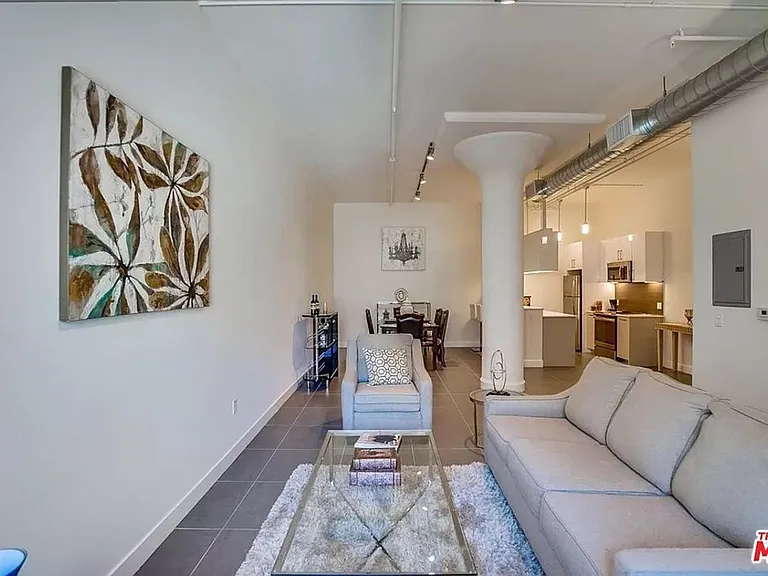 939 S Broadway — Photo 33