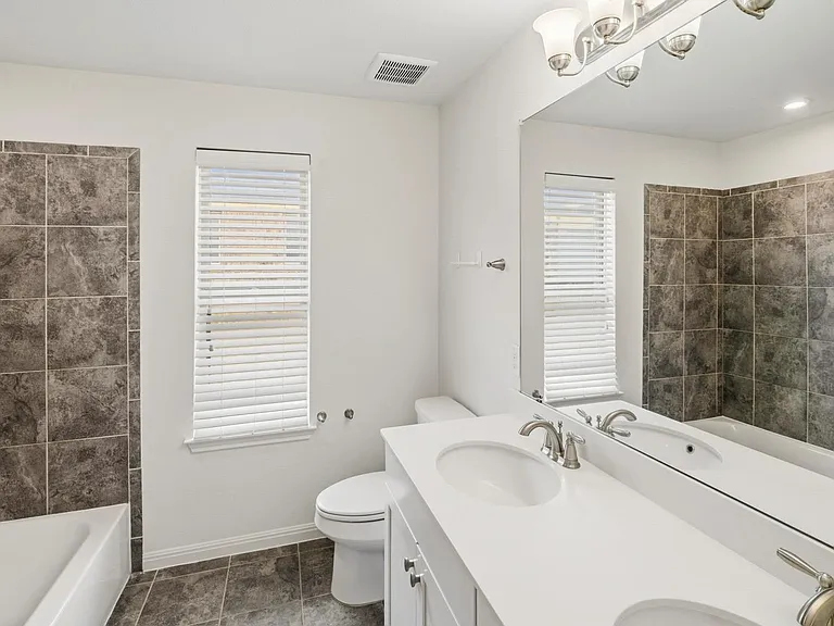 2937 Barbed Wire St — Photo 28