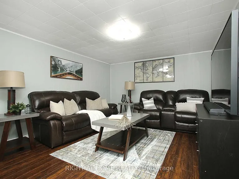 653 Dorchester Dr — Photo 16