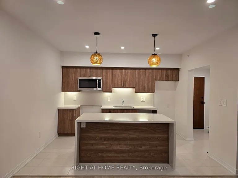 15 Kneeshaw Dr #405 — Photo 7